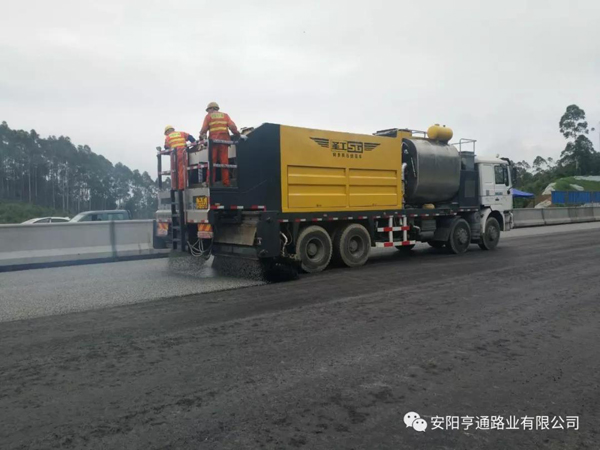 f43aab43ad01d5decb5ae06466aae1ca 仁博项目SBS改性沥青同步碎石封层试验段成功
