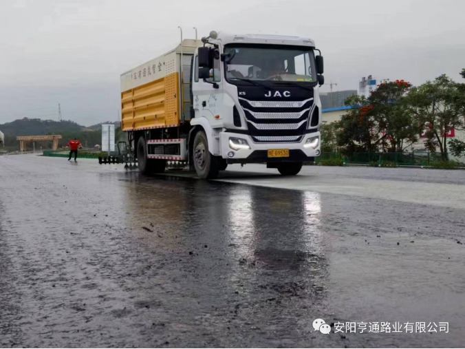 0ffd188d96429fe9dc21a41331436193 祝贺我司深汕西项目透层、封层试验段圆 满成功