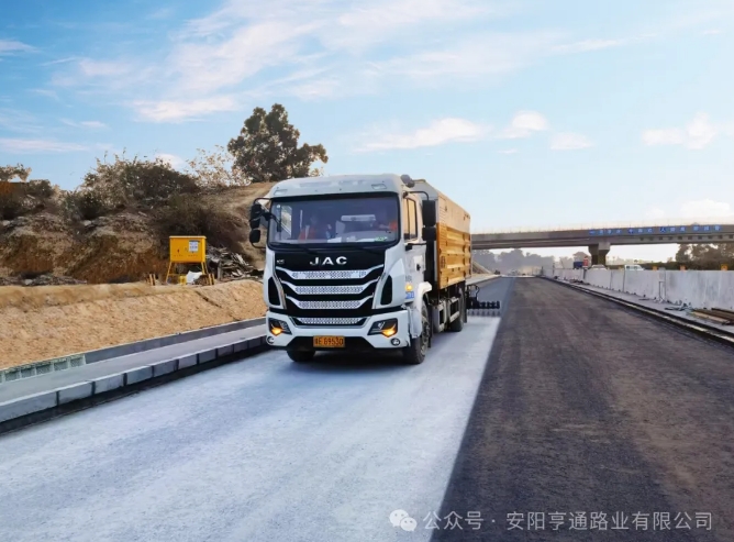 2398ffb518a0ee93398a801545d84674 拼搏?焦点‖广云改建项目透层试验段圆满成功